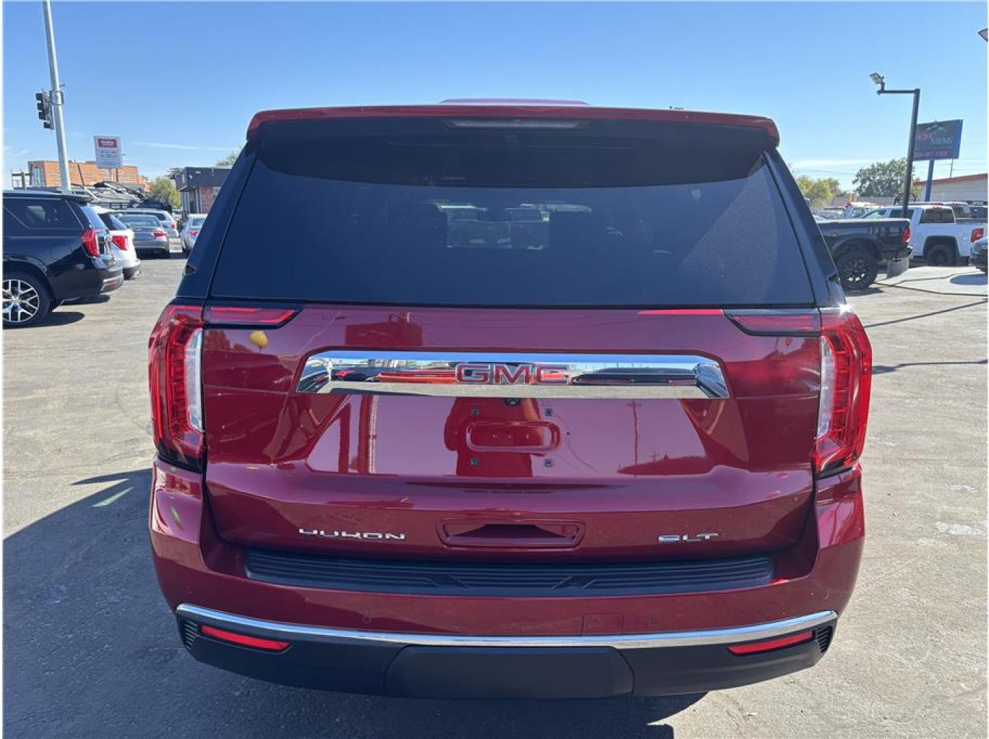 2021 Red /No Color GMC Yukon XL (1GKS2GKD4MR) with an V8, EcoTec3, 5.3 Liter engine, Automatic, 10-Spd w/Overdrive transmission, located at 607 W Columbia Drive, Kennewick, WA, 99336, (509) 987-1069, 46.216743, -119.126404- Photo#3
