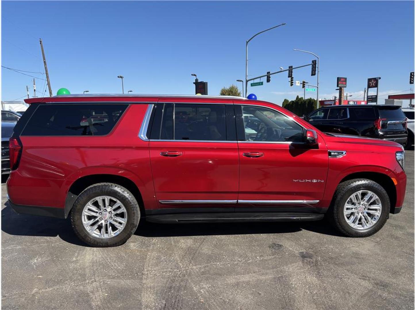 2021 Red /No Color GMC Yukon XL (1GKS2GKD4MR) with an V8, EcoTec3, 5.3 Liter engine, Automatic, 10-Spd w/Overdrive transmission, located at 607 W Columbia Drive, Kennewick, WA, 99336, (509) 987-1069, 46.216743, -119.126404- Photo#4