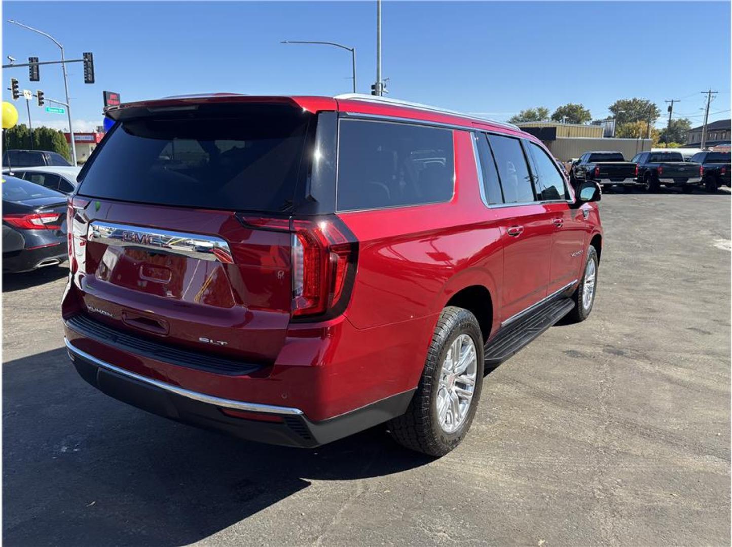 2021 Red /No Color GMC Yukon XL (1GKS2GKD4MR) with an V8, EcoTec3, 5.3 Liter engine, Automatic, 10-Spd w/Overdrive transmission, located at 607 W Columbia Drive, Kennewick, WA, 99336, (509) 987-1069, 46.216743, -119.126404- Photo#7